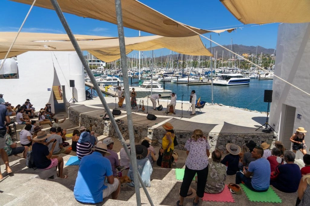 musicians performing at the La Cruz Sunday Market. boats in the marina are in the backdrop.