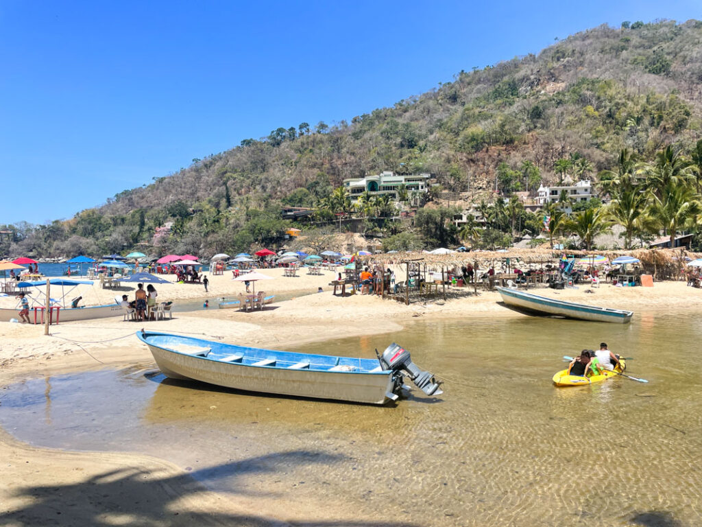 boat in boca de tomatlan