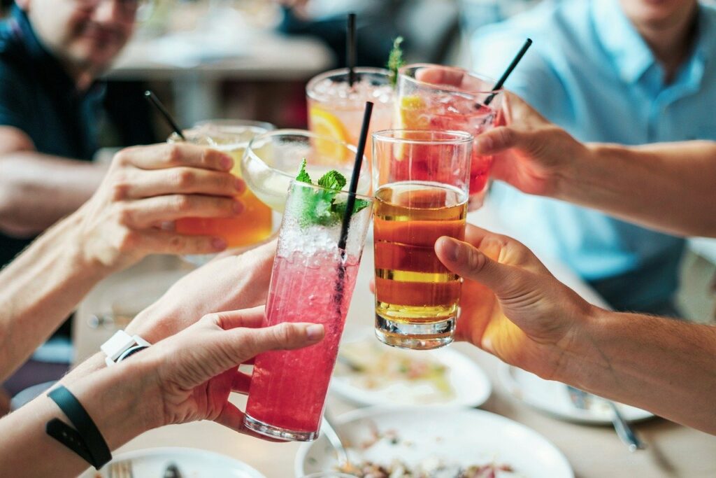 friends cheersing drinks