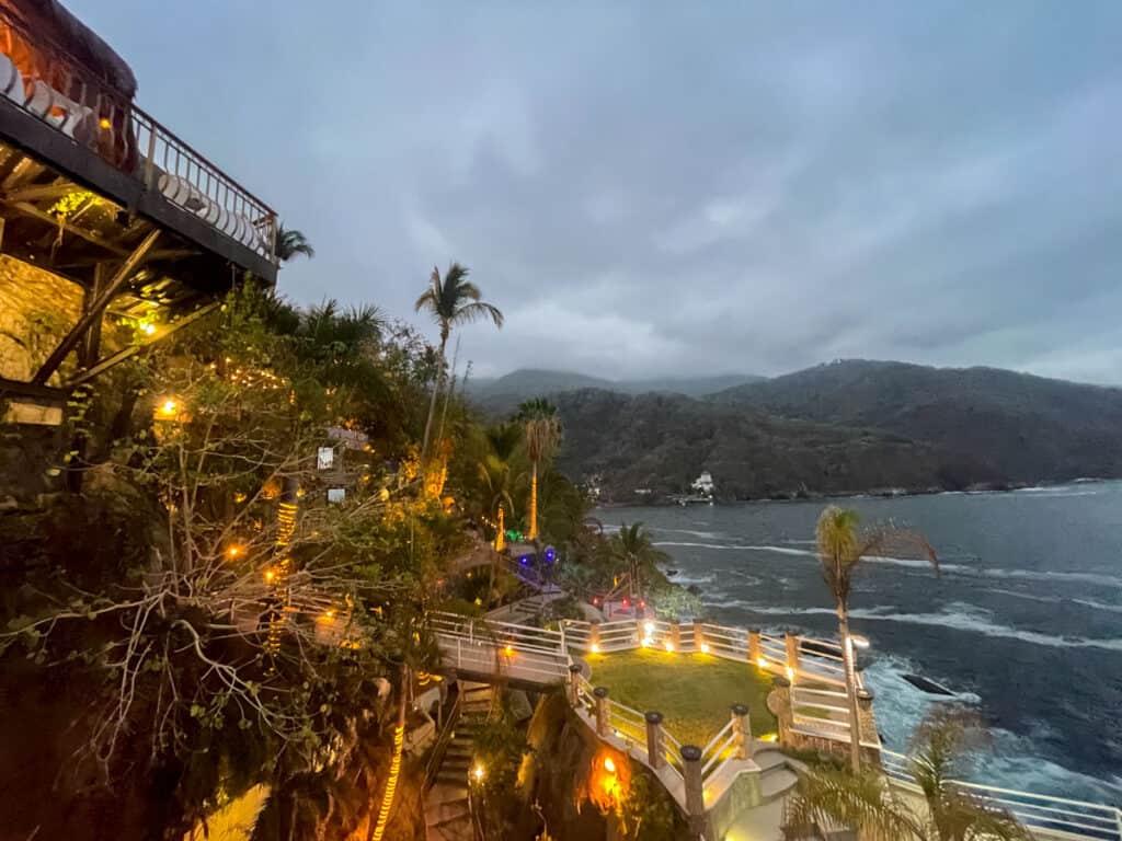 Perched on a cliffside, the restaurant provides a panoramic vista that showcases the vastness of Banderas Bay and the azure waters below. 